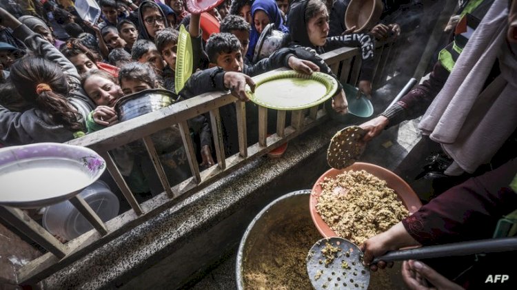 خمسة قتلي نتيجة سقوط المساعدات الغذائية علي رؤوسهم