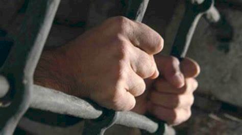 المشدد ٧سنوات وعزل من وظيفته لموظف اختلس أوراقًا