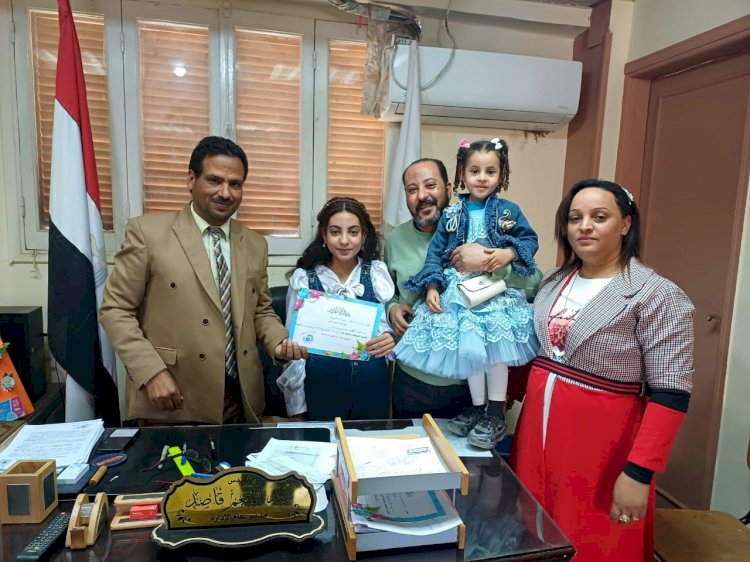 مدير تعليم أبوتشت يكرم مريم الموهوبة في مجال الرسم