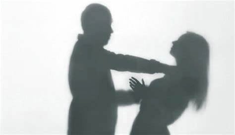 في رمضان.. رجل يقتل زوجته بعد السحور أثناء صلاتها قيام الليل