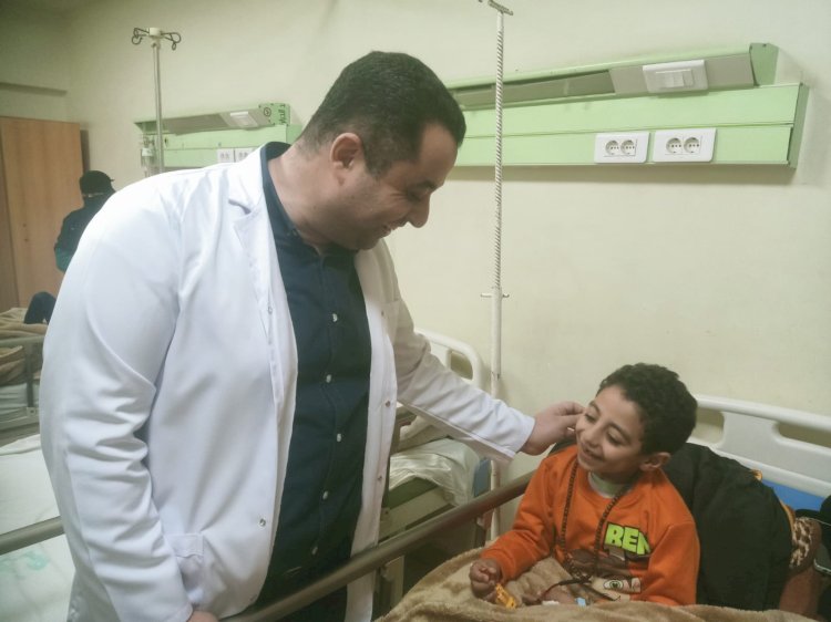 مدير مستشفي بني سويف التخصصي يوزع فوانيس رمضان علي المرضي