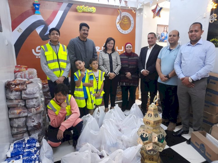 نائبة قبطية توزع شنط رمضان على الأسر الأولى بالرعاية في قنا