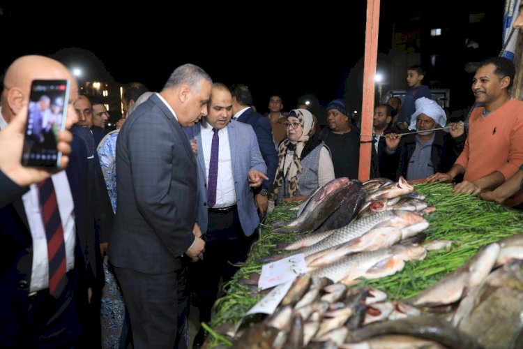 محافظ سوهاج يتفقد معرض اهلا رمضان