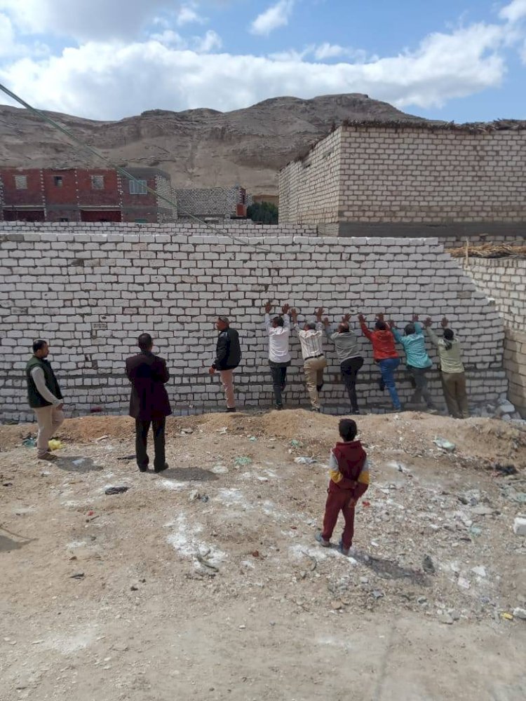 إزالة وإيقاف 19 حالة تعدي وبناء مخالف بدون ترخيص بمراكز المنيا