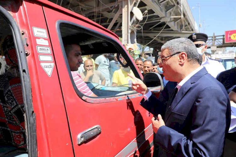 محافظ المنيا يتابع المواقف العامة لسيارات الأجرة بمراكز المنيا للتأكد من الالتزام بتعريفة المواصلات