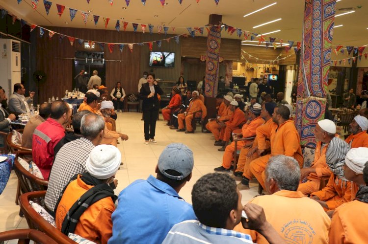 مائدة افطار "أنا مصري" الرمضانية تجمع العمال في الشهر الكريم