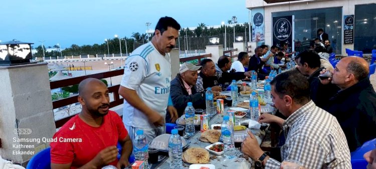 وكيل وزارة الشباب والرياضة بالبحر الأحمر يشهد حفل افطار جماعي ينظمه رواد النادي الإجتماعي لكرة القدم 