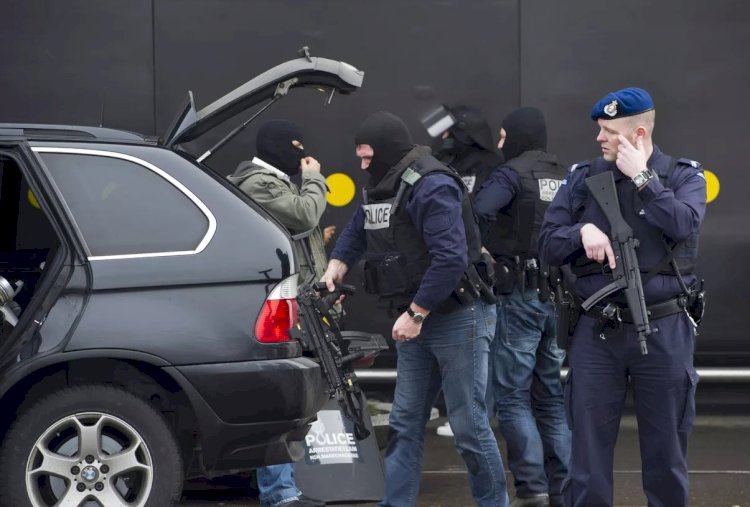 مسلح يحتجز عددا من الرهائن داخل مقهى في هولندا