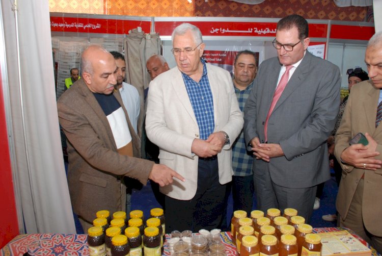وزير الزراعة يتفقد معرض "خير مزارعنا لاهالينا"بالدقي