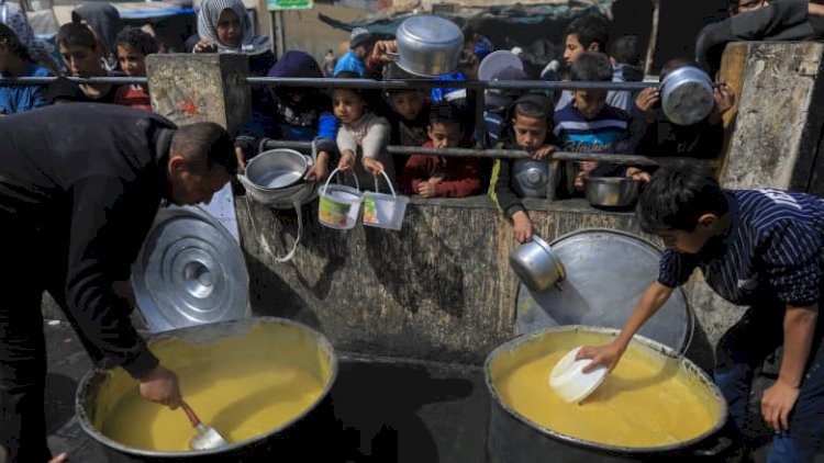 أقوي من الرصاص . . الجوع الكافر وشاحنات الطحين مصيدة السفاح نتنياهو لإبادة غزة