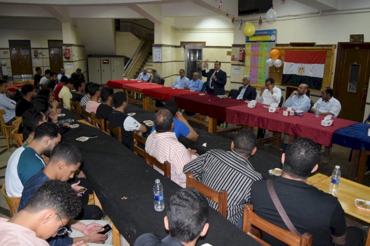 رئيس جامعة جنوب الوادي يشارك طلاب اسرة من اجل مصر الافطار الجماعى بكلية الطب