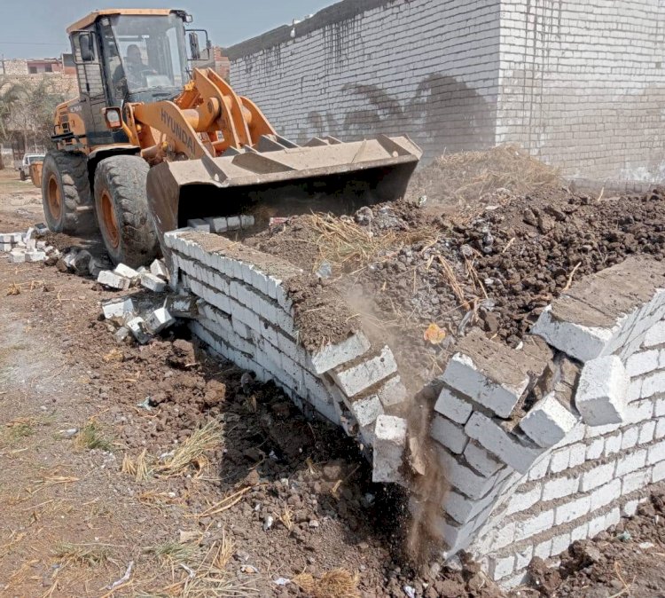 حملات مستمرة لإزالة التعديات على أراضي أملاك الدولة والبناء المخالف بمراكز المنيا