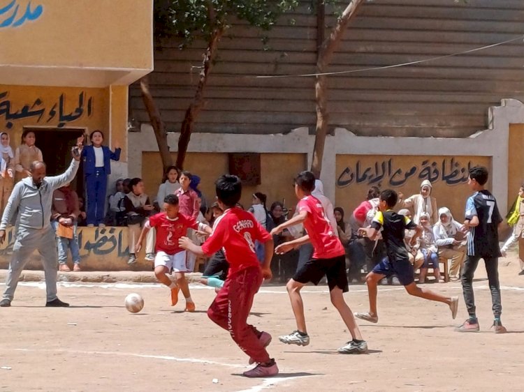 مدير عام تعليم ابوتشت يشهد نهائي دورى كرة القدم بمدرسة ابوتشت الإبتدائية المشتركة 