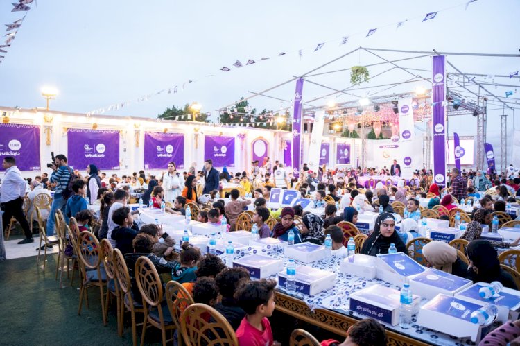 "وي" تحتفل بيوم اليتيم وتوزع الملابس الجديدة على الاطفال في حملة دايماً على بالي