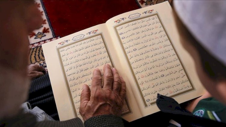 أوقاف المنيا تكرم الفائز بالمركز الأول في مسابقة القرآن 