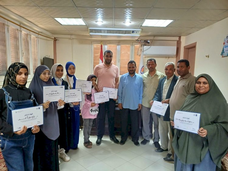 قاصد يكرم الطالبات الفائزات في مسابقة تحدي القراءة العربي بمدارس ابوتشت 