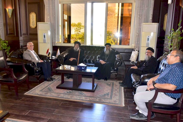 أسقف إسنا وأرمنت يقدم التهنئة بعيد الفطر لمحافظ الأقصر