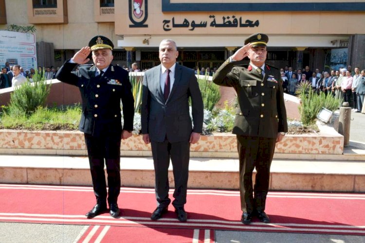 "الفقي" و"شرباش" يضعا اكليلا من الزهور علي النصب التذكاري لشهداء المحافظة