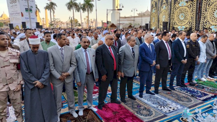 رئيس جامعة طيبة التكنولوجية يؤدى  صلاة العيد فى ساحة سيدى ابوالحجاج