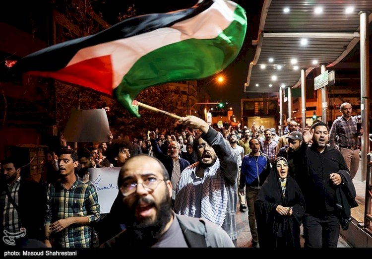 بالصور احتفالات في الداخل الإيراني مع بدء انطلاق المسيرات لدولة الاحتلال