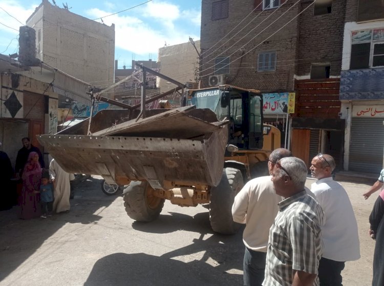 على عثمان يقود حملة لتمهيد ونظافة الطرق الداخلية بأرمنت 