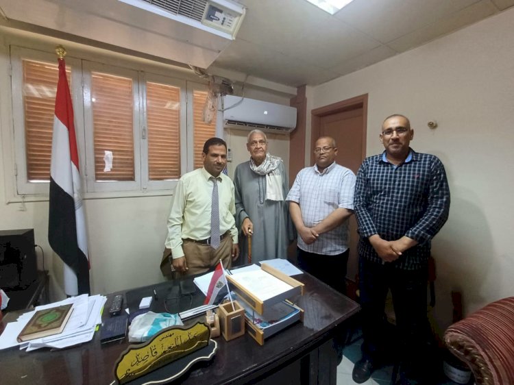 مدير عام التعليم بأبوتشت يتفقد ديوان عام الإدارة ويهنئ العاملين بعيد الفطر المبارك 