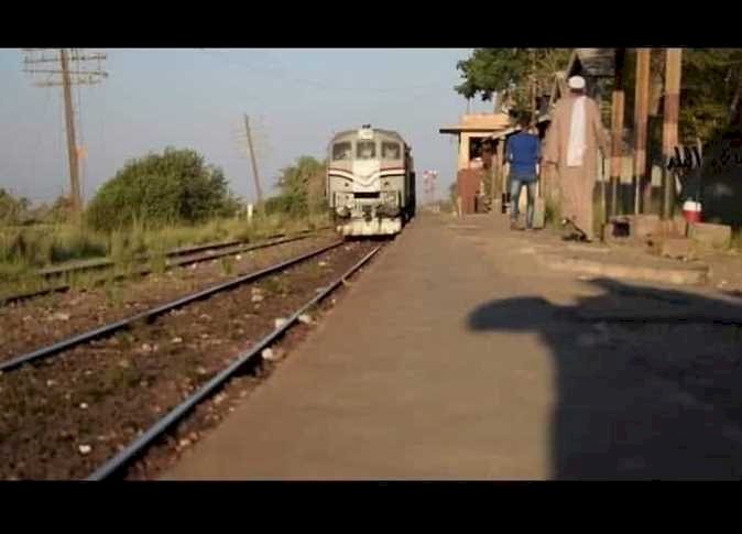 مصرع شخص صدمه قطار بالمنيا