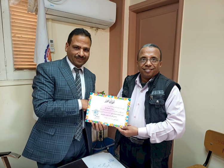 قاصد يكرم عبدربه تقديراً لجهوده وادائه المتميز في مهام عمله 