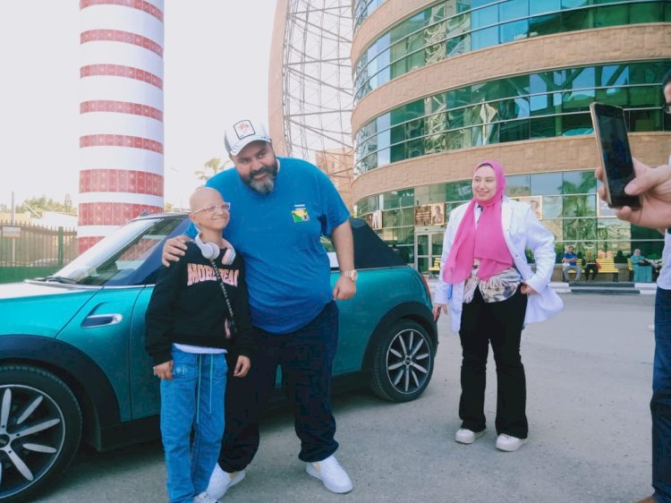 الفنان "شيكو" يزور أطفال مستشفى سرطان الأطفال 57357