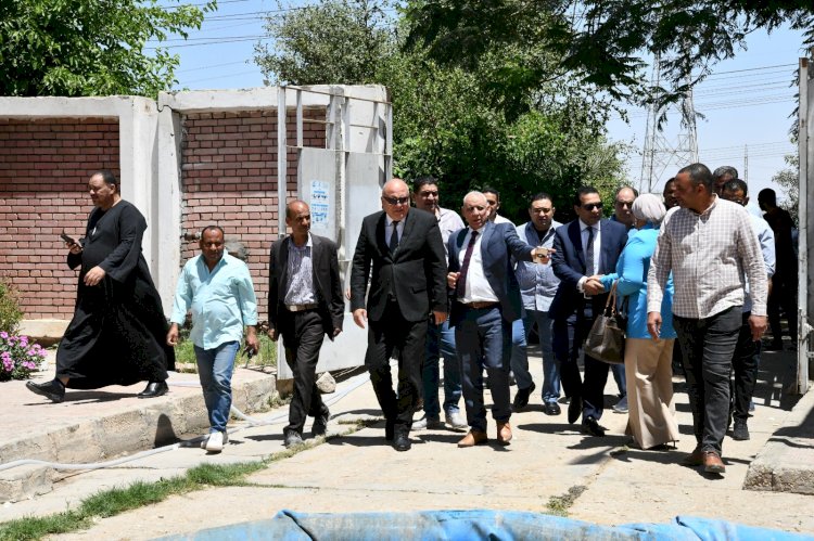 محافظ قنا يتفقد اعمال إحلال وتجديد محطة مياه الشرب والصرف الصحى بقرية بركة