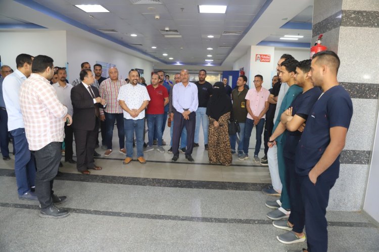 رئيس جامعة جنوب الوادي يتفقد ٢٤ مصاب فلسطيني بالمستشفيات الجامعية