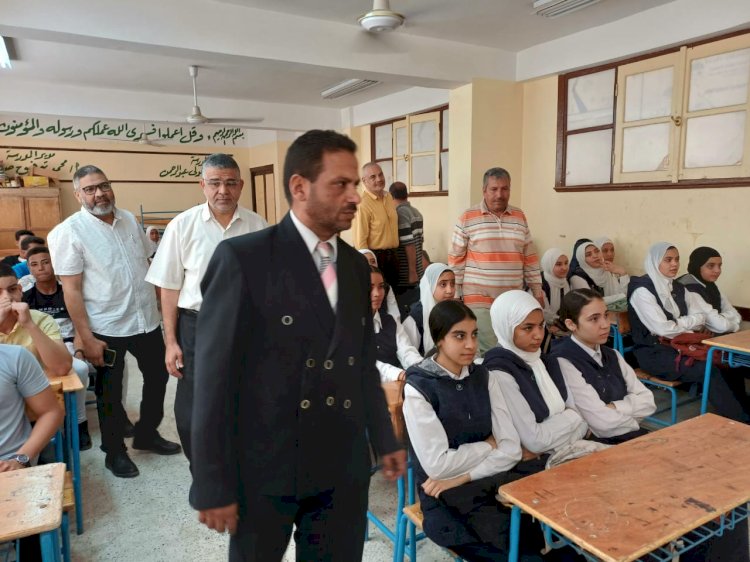 مدير عام تعليم ابوتشت يتابع فعاليات المراجعات النهائية لطلاب الشهادتين الإعدادية والثانوية