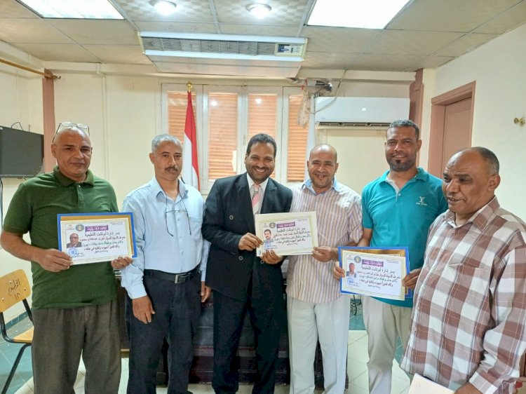 مدير عام تعليم أبوتشت يكرم  العاملين المتميزين في وحدة البيرول