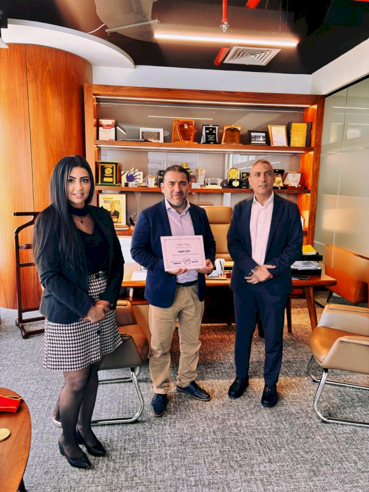 حزب الريادة يكرم المواطن المصري منقذ العائلة الإماراتية من السيول