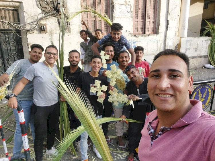 بـ «صلبان وقلوب وتيجان» الأقصر تتزين بزعف النخيل احتفالاً بأحد الشعانين