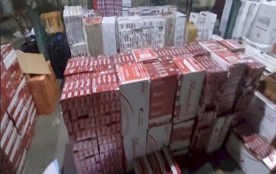 ضبط "١٣٥"ألف عبوة سجائر مختلفة الاحجام بقصد حجبها عن الأسوق