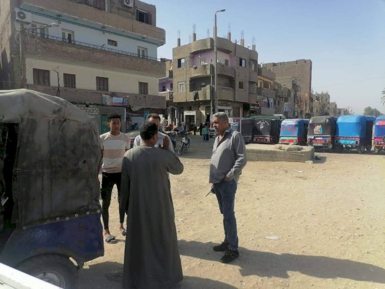 ملصق محلى برقم التوكتوك فى نقادة