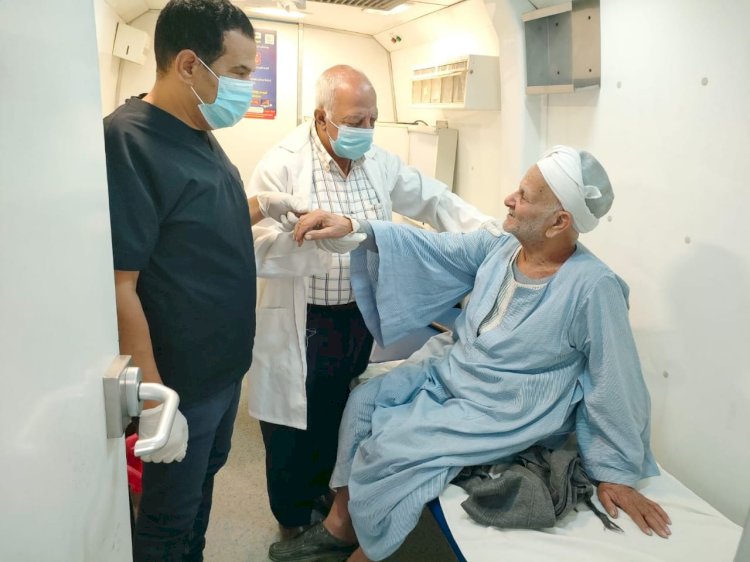 توقيع الكشف الطبي على 1508 حالات خلال قافلة طبية بقرية جبل الطير القبلية بمركز سمالوط بالمنيا