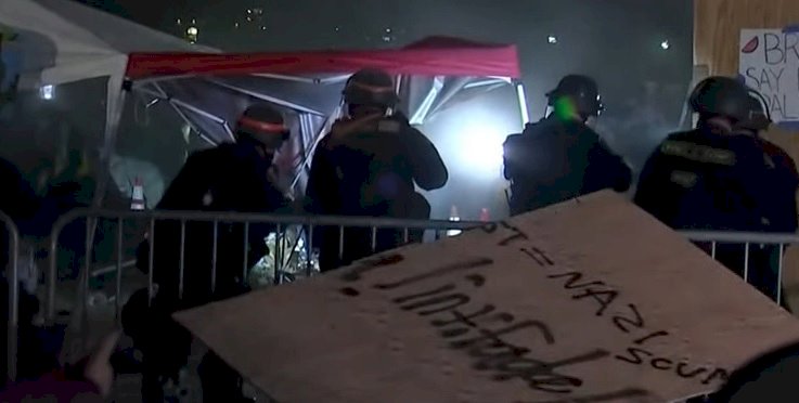 شرطة كاليفورنيا تقضي علي اعتصام كاليفورنيا في وقت سريع والقاء القبض علي مؤيدي فلسطين