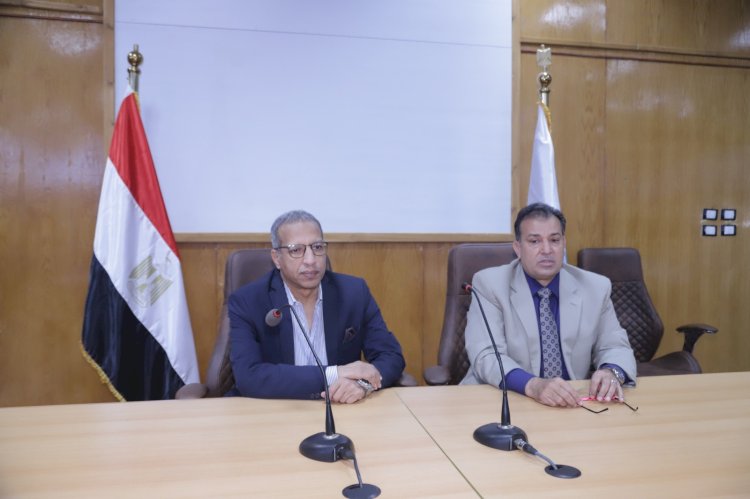 رئيس جامعة جنوب الوادى يناقش خطة تطوير المدن الجامعية 