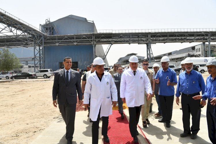 وزير قطاع الأعمال ومحافظ قنا يجريان جولة  بخطوط الإنتاج والورش بمصانع الألومنيوم