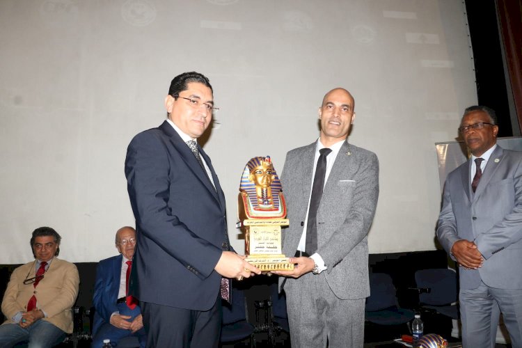 الرزيقي يكرم المشير خليفة حفتر قائد الجيش الوطني الليبي