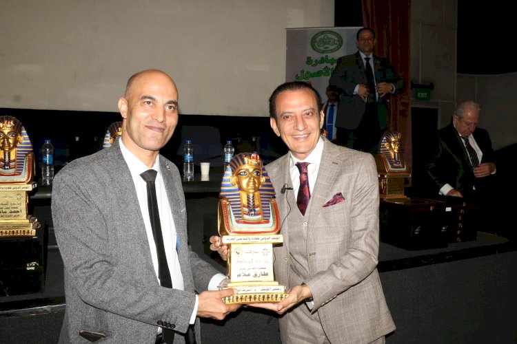 ملتقى القادة والمبدعين العرب الدولى يكرم  الإعلامى القدير طارق علام