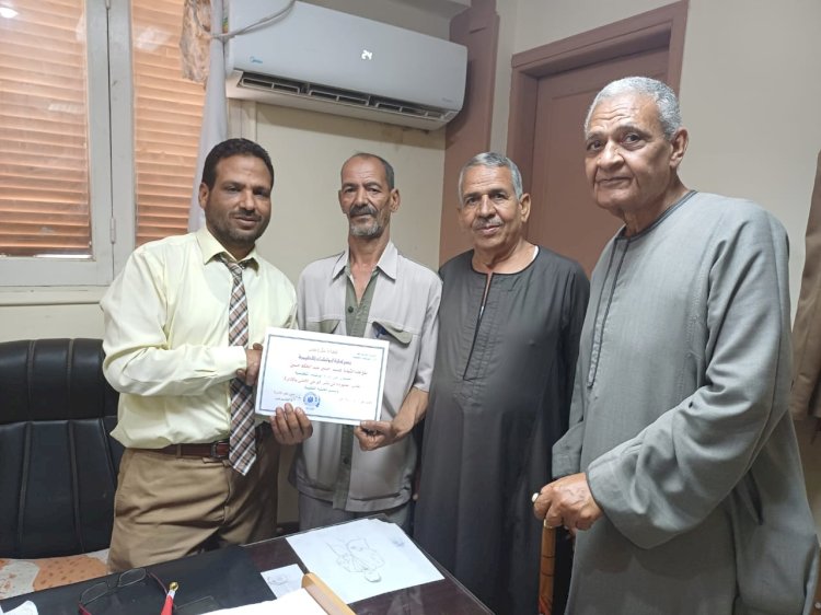 مدير عام تعليم أبوتشت يكرم عددا من العاملين المتميزين بديوان عام الإدارة ورئيس مجلس الامناء والآباء