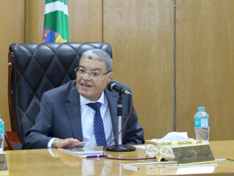 محافظ المنيا يعقد اجتماعًا لمتابعة مشروعات قرى حياة كريمة