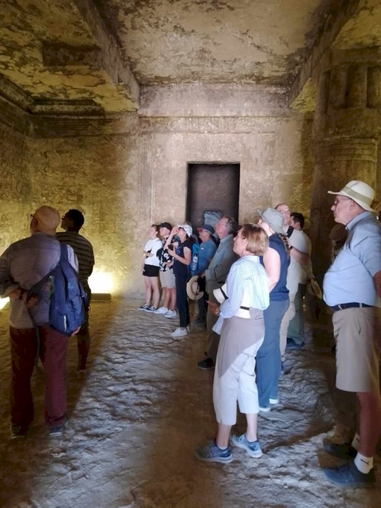 وفود سياحية أوروبية تزور المناطق الأثرية بالمنيا