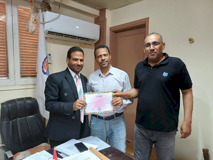 قاصد يكرم مدير المتابعة تقديرا لجهوده وأدائه المتميز في مهام عمله