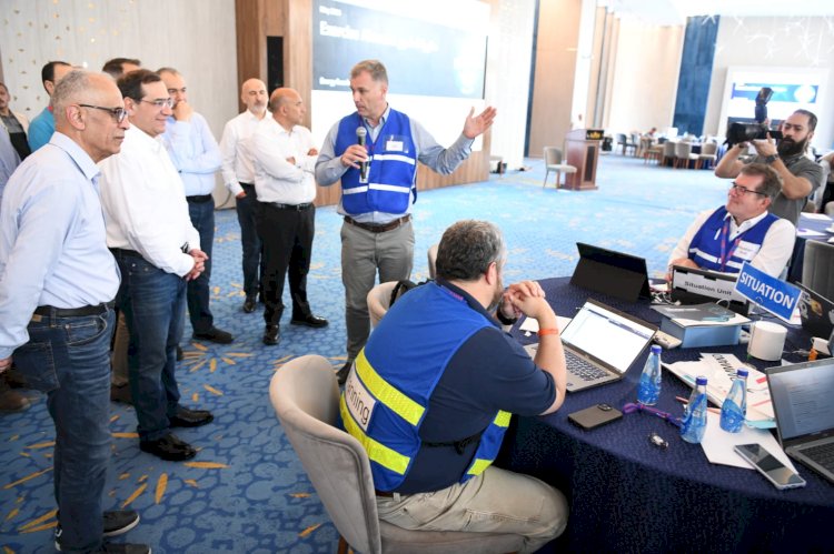 الملا تفقد العمل داخل غرفة المناورة البحرية لمكافحة التلوث البترولي بالعلمين