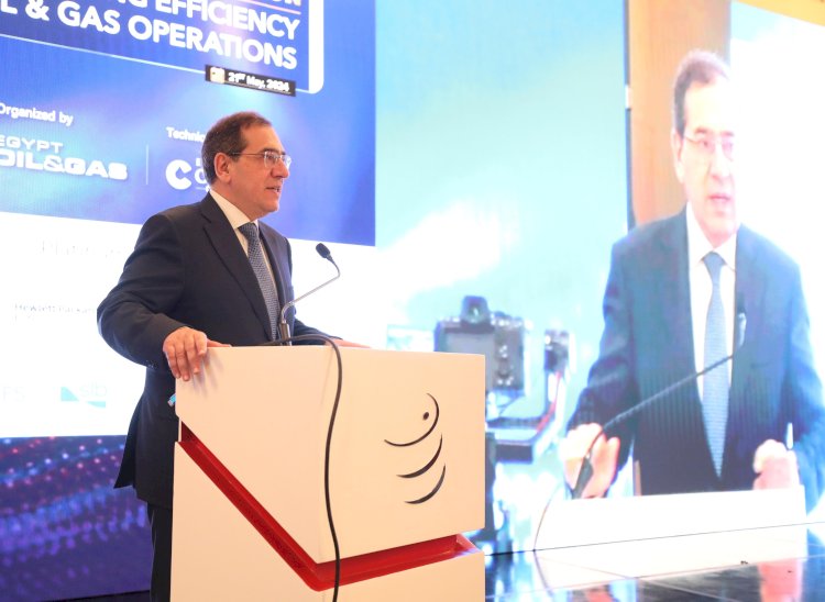 الملا امام المائدة المستديرة : البترول يتبني استراتيجية التحول الرقمي