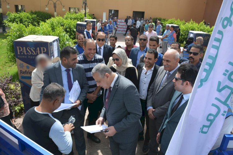 الفقي يسلم عدد من أجهزة العرائس والمساعدات للفئات الاولي بالرعاية